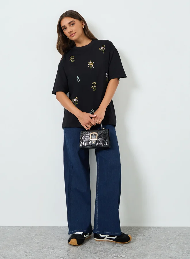 ستايلي تيشيرت واسع بتفاصيل مُطرّزة